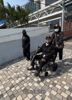 谢霆锋父亲谢贤坐轮椅出行被偶遇！88岁精神状态不错