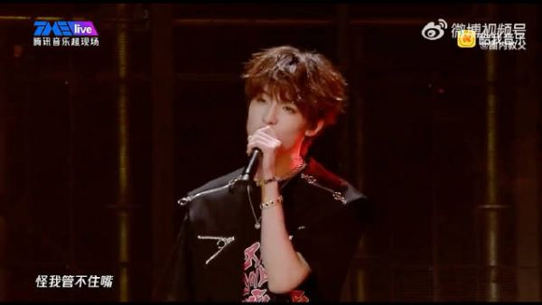 时代峰峻的TOP登陆少年演唱杨和苏《大反派》!直接登上热搜!