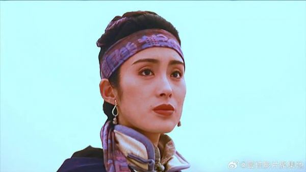 紫衣想成全胡斐和灵素,胡斐不愿放弃她,跟着她离开了