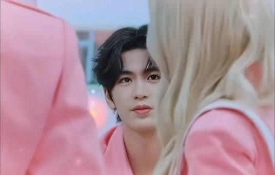 张凌赫看迪丽热巴这眼神,藏都藏不住