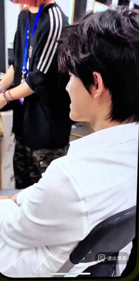 张极高会突袭直播后台 转过来是一张帅气的脸 白衬衫男友好帅气