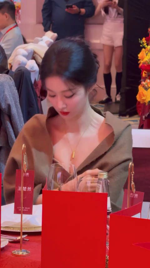 王楚然总是这样美丽中带着一丝幽默