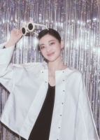 梅婷回南京庆50岁生日，儿女和她一起许愿，摄影师老公大花臂抢镜