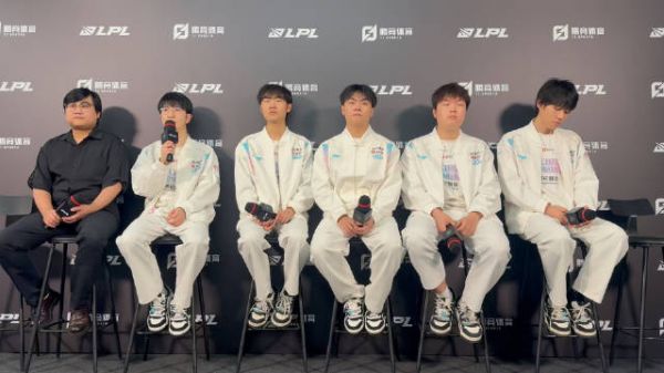 Q:第一次打solo赛的感受如何?赛前队友有传输什么经验吗?
