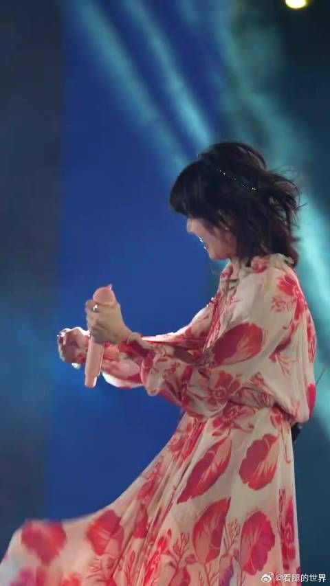 孙燕姿上海演唱会上玩嗨了，她好有活力呀