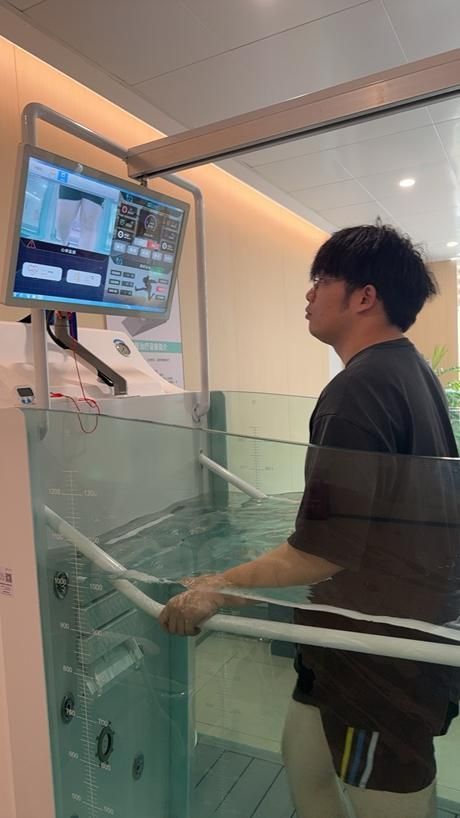 患者正在水疗跑步机上跑步，这款设备利用水的阻力和浮力，帮助超重人群在减少关节损伤的同时有效减重。苏州市康复医院供图