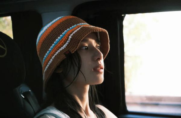 张婧仪头戴彩色针织帽。