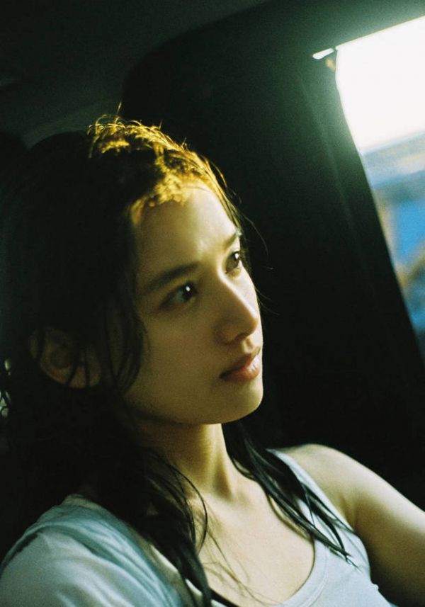 张婧仪感受阳光。