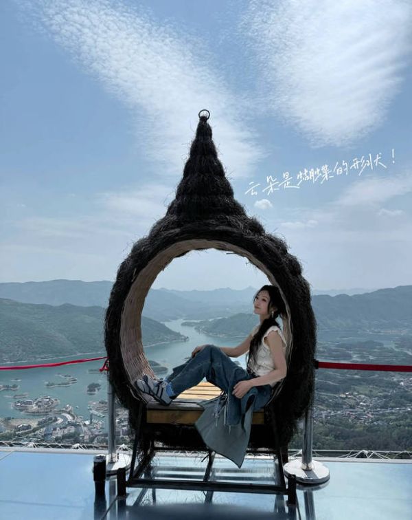 希林娜依高感受自然美景。