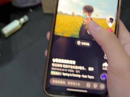 颤抖的双手出卖了表面的镇定,当熟悉的身影映入眼帘,全球的嘈杂都变成了耳鸣