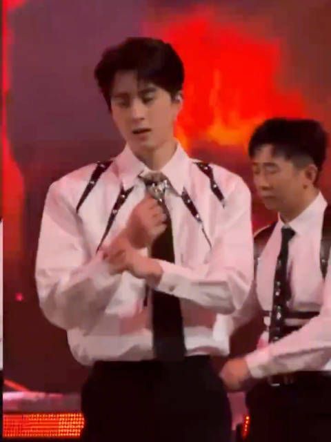 敖瑞鹏hi6新尝试,男团门面担当来啦!蛊死我啦,跳的真不错,身材真好