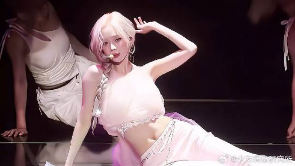 这套妆造完全是神女降临｜金玟庭