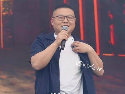 岳云鹏出现在音乐节,也避免不了脱下外套的搞笑时刻