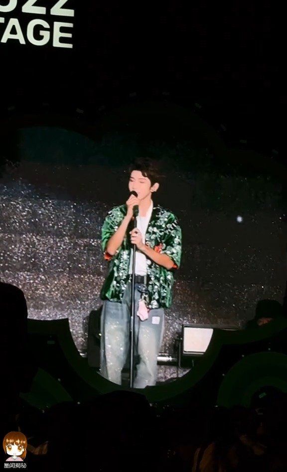 王源音乐节与粉丝共赏夕阳星空