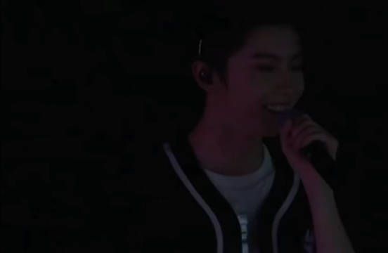 时代少年团舞台没电了 严浩翔说:没事我唱两句就有电了 就这么有松弛感如何呢