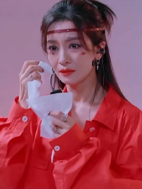 李晟红装落泪假睫毛脱落仍惊艳
