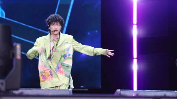 芒果音乐节 卷发和亮色系衣服搭配 好会穿