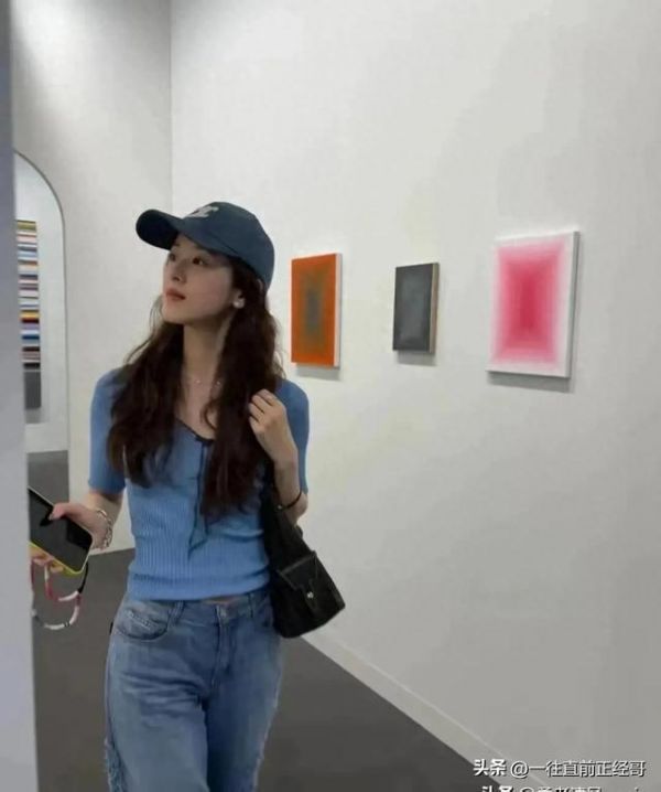 31岁章泽天现身香港画展，三胎妈妈根本没有变化，依然美丽动人！