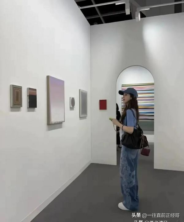 31岁章泽天现身香港画展，三胎妈妈根本没有变化，依然美丽动人！