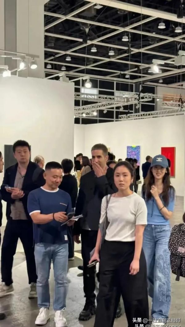 31岁章泽天现身香港画展，三胎妈妈根本没有变化，依然美丽动人！