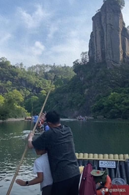 佟大为带全家打卡武夷山！大女儿神似王祖贤 儿子搂姐姐手臂超温馨