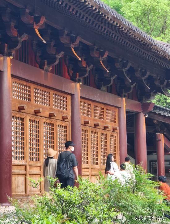 佟大为带全家打卡武夷山！大女儿神似王祖贤 儿子搂姐姐手臂超温馨