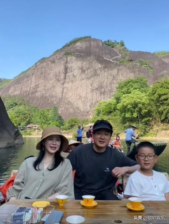 佟大为带全家打卡武夷山！大女儿神似王祖贤 儿子搂姐姐手臂超温馨