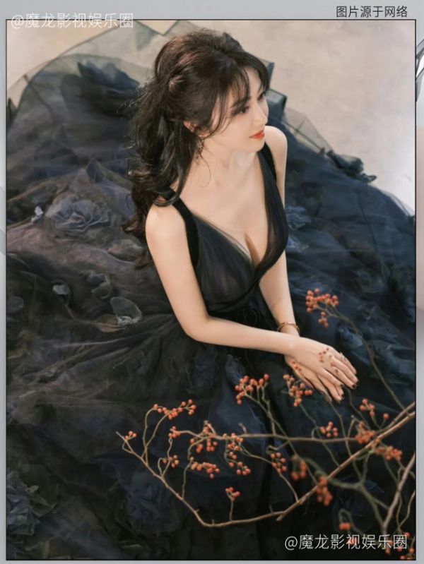 景甜脸部状态引争议,身材仍珠圆玉润柔软迷人