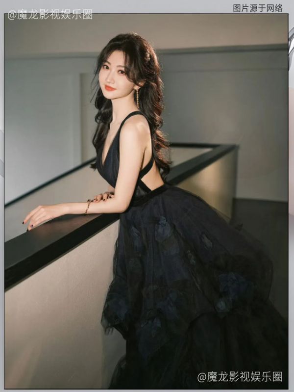 景甜脸部状态引争议,身材仍珠圆玉润柔软迷人