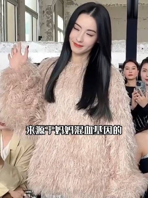 本以为张柏芝神颜继承了妈妈,一张高清照曝光,才知隔代遗传强大