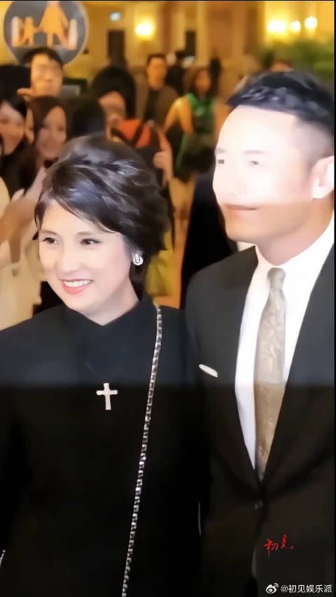 她俩因拍戏相识相恋,结婚三十多年,感情专一,从来没有绯闻