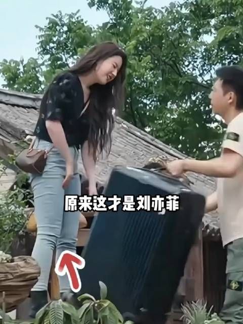 为何 刘亦菲总是穿拖地长裙?一段机场视频曝光,难怪她很少穿紧身裤