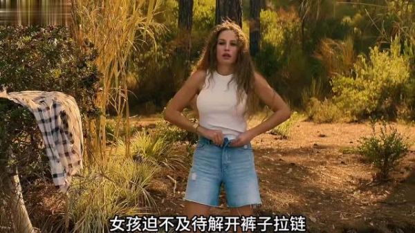 女孩睡觉被一条大蛇盯上