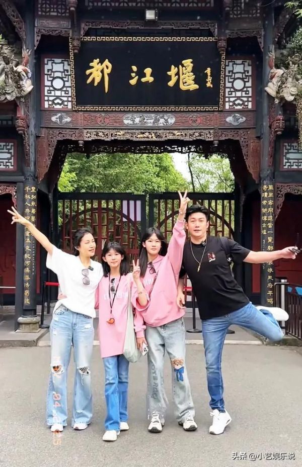 陆毅鲍蕾一家四口甜蜜出游，两个宝贝女儿颜值爆表，太可爱了！