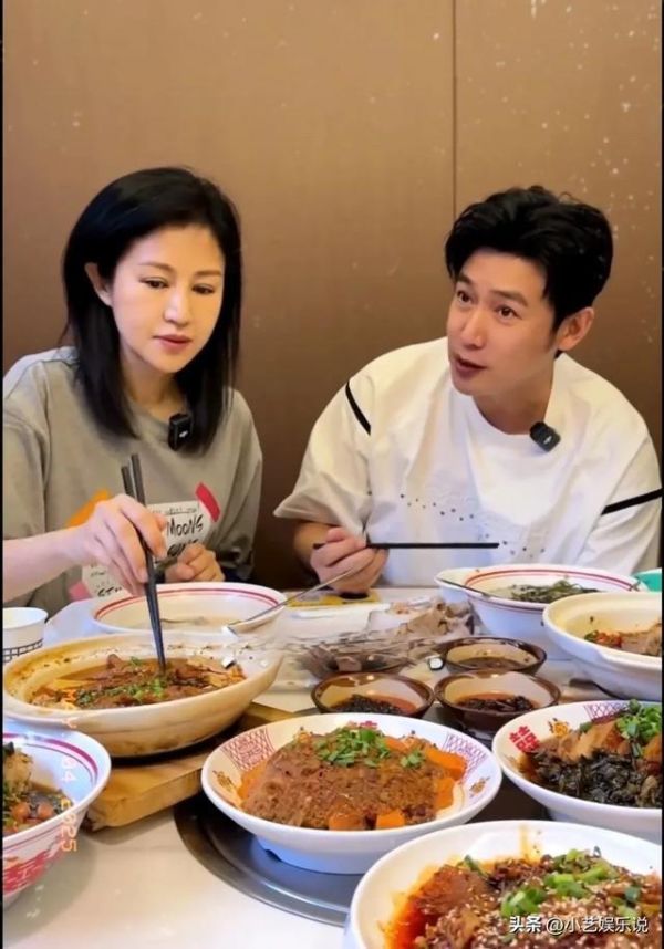 陆毅鲍蕾一家四口甜蜜出游，两个宝贝女儿颜值爆表，太可爱了！