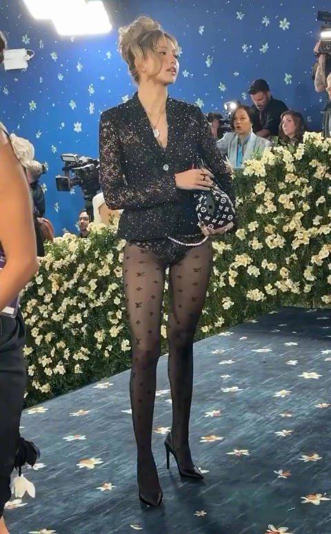 Lis蕾丝套装新妆造出炉，热评几乎都在吐槽，这身造型有这么差吗？