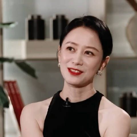 她一个,宋佳一个,长得就像那种死了老公的小寡妇,韵味十足