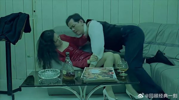 美女来做卧底,结果被老板揩油,还好一通电话救了她
