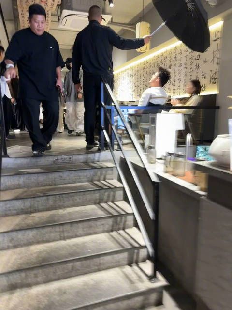 网友吃宵夜偶遇@赵露思的微博 ,露思还给粉丝们打招呼了,这也太让人羡慕了