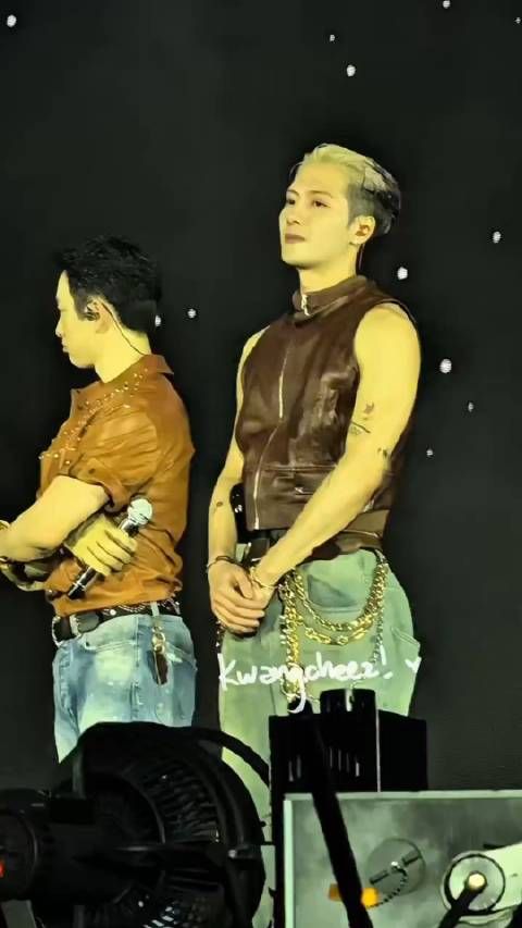 好可爱是在让谁把袖子卷起来凉快一下 cr.logo