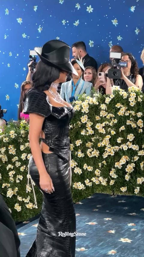 金·卡戴珊Met Gala 红毯直拍,金姐今年45岁了,这身材也太好了!