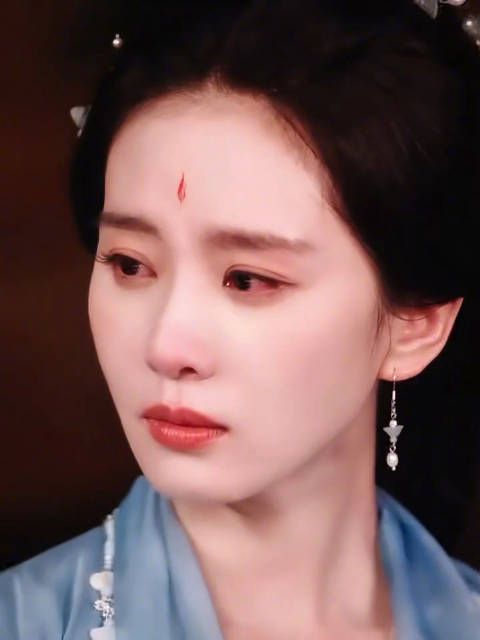 眼眸低垂,眉间一点红衬着盈盈泪光,美得让人心疼的@刘诗诗 早安啊