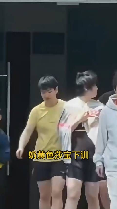 孙颖莎王楚钦下训互动,球迷跟拍笑容灿烂