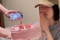 谢娜看张杰直播为自己庆生 感动落泪画面好温馨