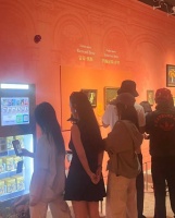 李小璐陪女儿看画展，甜馨排队买饮品，贾乃亮默默守候在旁