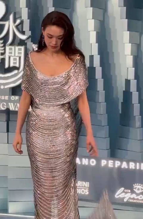 真的被舒淇的水舞间红毯造型美疯了!
