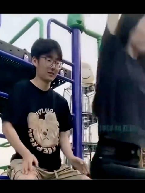 情侣俩荡秋千,玩着玩着,都会心一下,应该是想好了今天晚上的姿势了