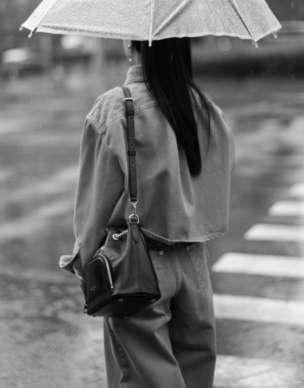 搜狐娱乐讯 5月8日，朱珠在社交媒体平台晒出一组美照，走在街道上的她化身都市丽人，气质在人群中超级出挑。