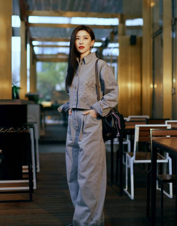 朱珠手插裤兜冷艳酷飒。