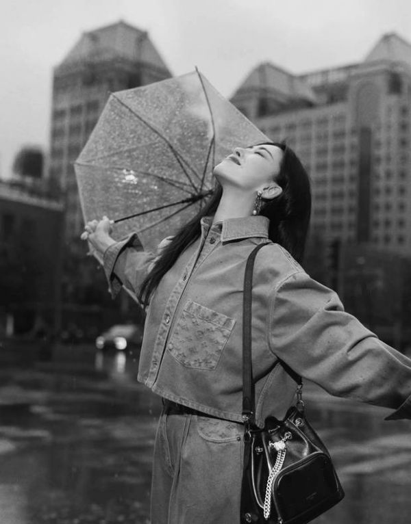 朱珠张开双臂好惬意。